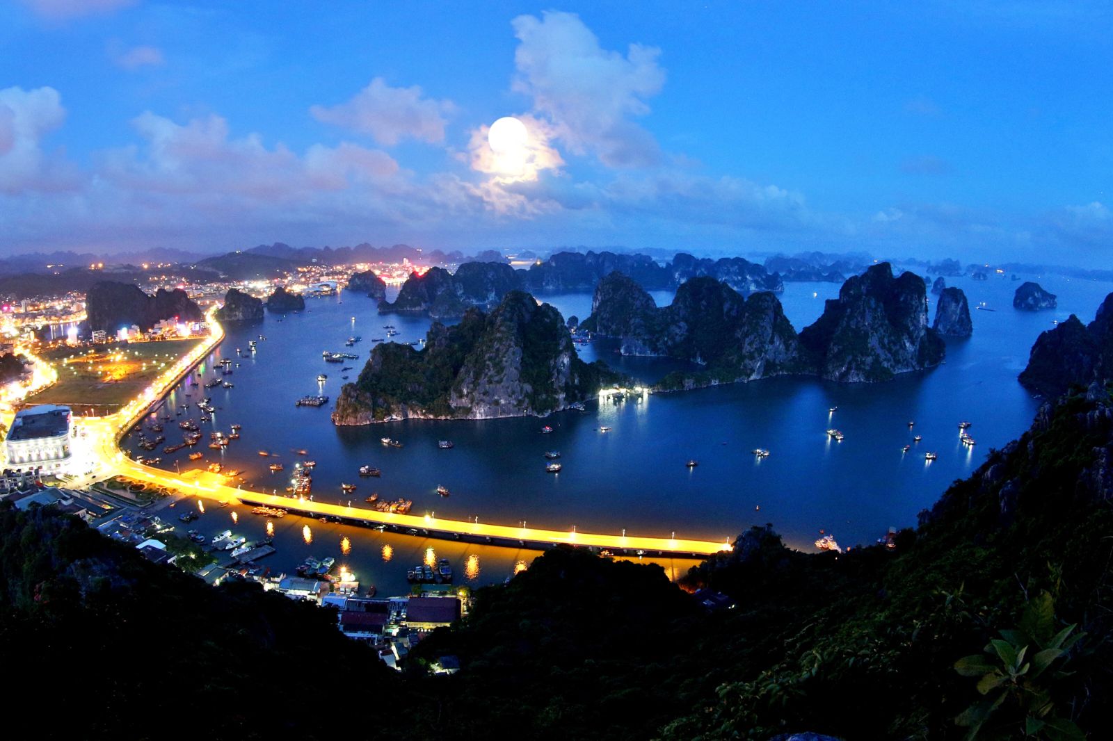 WONDER BAY CRUISES - HALONG VIP DAY TOUR ~ Halong